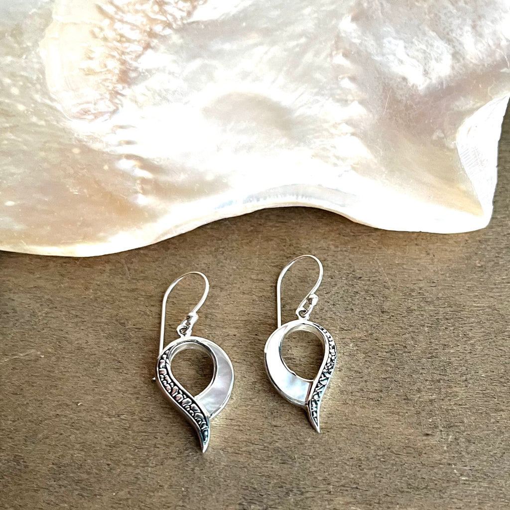 Ribbon Shell Hoop Earrings