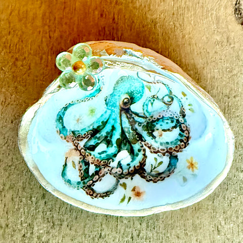 Clam Decoupage Magnet