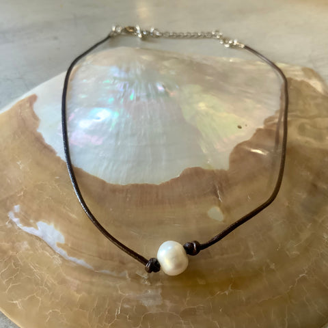 Single Pearl Metal Clasp Necklace