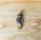 Comb Belly Seahorse/ Silver/ Medium 