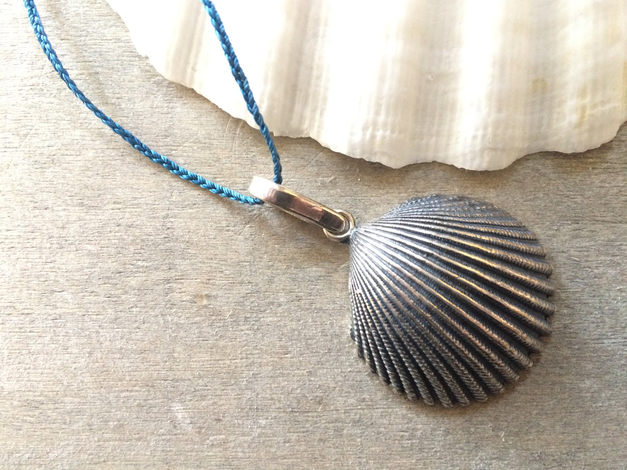 Amazon.com: LUREME Natural Seashell Necklace, Conch Necklace for Women  Scallop Necklace Beach Ocean Jewelry Gift (nl006309-1): Clothing, Shoes &  Jewelry