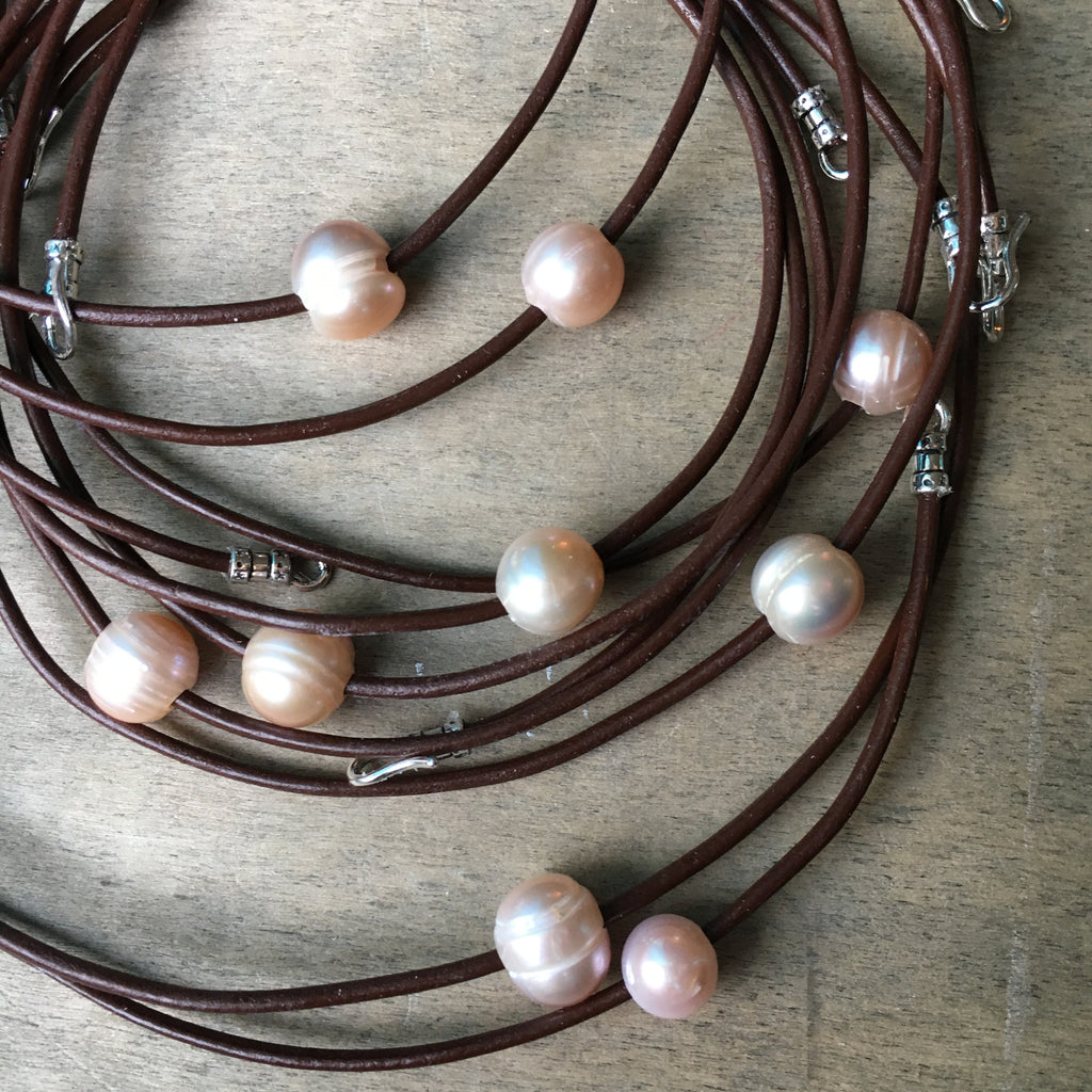 Single pearl 2025 leather choker