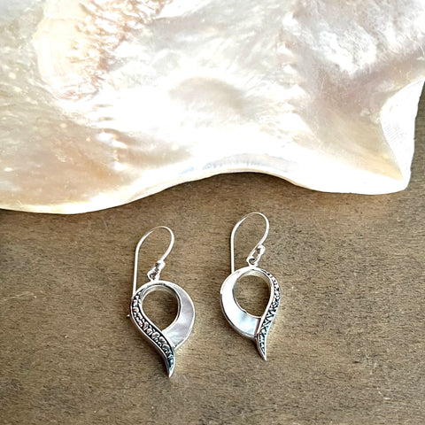 Ribbon Shell Hoop Earrings